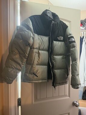 The North Face Men’s Puffer Jacket in Olive Green and Black new